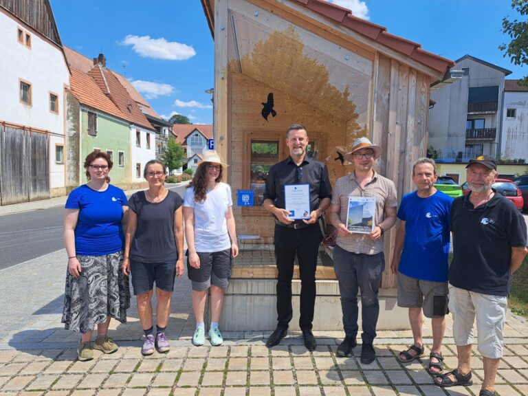Verleihung der Plakette „Vogelfreundliche Glasfläche“ im Dorfkern Etzelwang